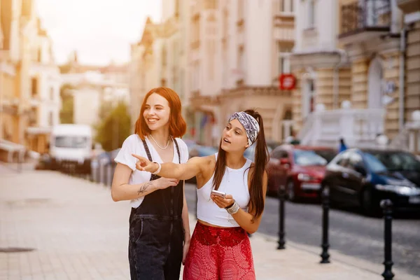 Dos Mujeres Jóvenes Están Caminando Ciudad —  Fotos de Stock