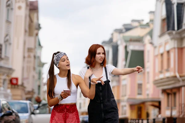 Městě Procházejí Dvě Mladé Ženy — Stock fotografie