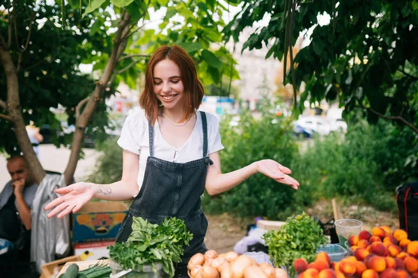 Femme Vendeur Comptoir Avec Des Légumes — Photo