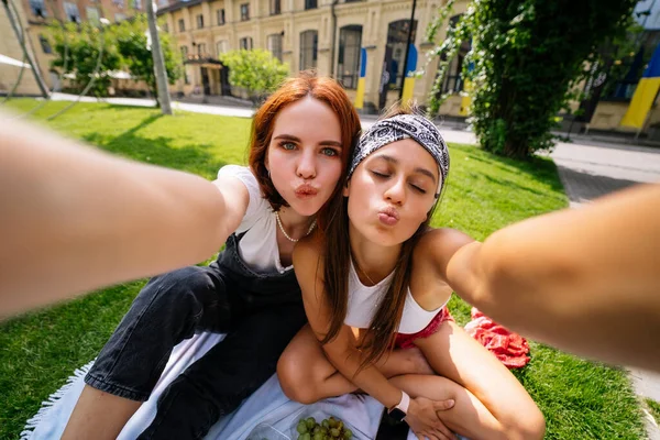 Mulheres Jovens Adultas Tirando Selfie Mulheres Bonitas Tira Uma Foto — Fotografia de Stock