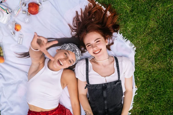Two Women Having Picnic Together Laying Plaid Lawn — Foto de Stock
