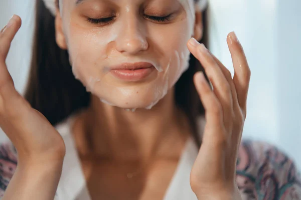 Jeune Modèle Appliquant Traitement Cosmétique Crème Sur Son Visage — Photo