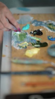 Resim sınıfında el boyaları palette.