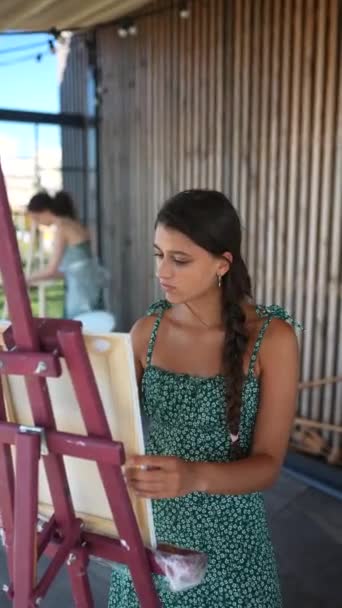 Hermosa Artista Mujer Dibujando Imagen Lienzo Con Colores Óleo Estudio — Vídeos de Stock