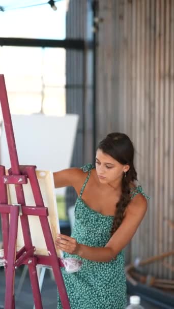Artiste Féminine Peinture Tableau Dans Atelier — Video