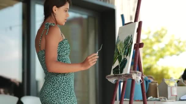 Artiste Féminine Peinture Tableau Dans Atelier — Video