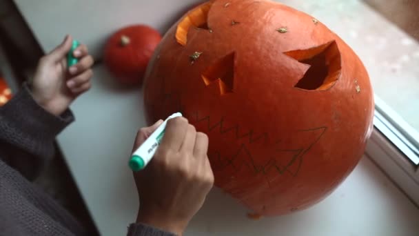 Feriados Halloween Decoração Conceito Pessoas Close Mulher Com Abóboras Casa — Vídeo de Stock