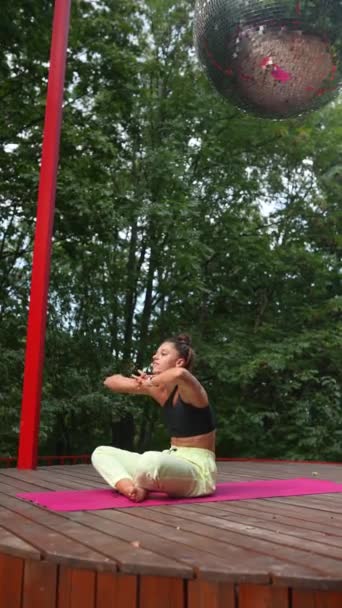 Mujer Joven Está Practicando Yoga Podio Madera Mañana — Vídeos de Stock