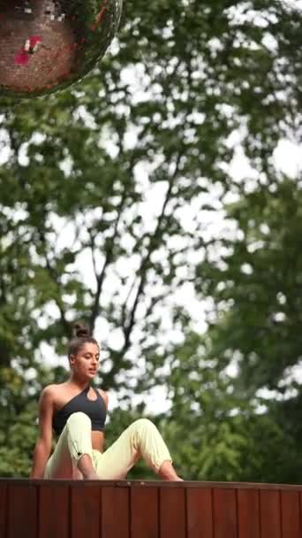 Jeune Femme Pratique Yoga Sur Podium Bois Matin — Video