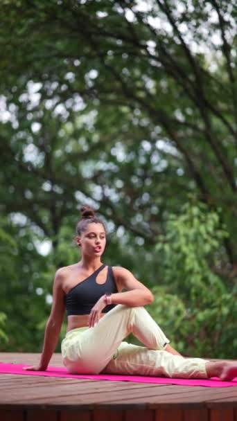 Jonge Vrouw Oefent Yoga Een Houten Podium Ochtend — Stockvideo