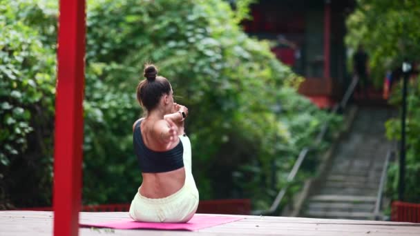 Jeune Femme Pratique Yoga Sur Podium Bois Matin — Video