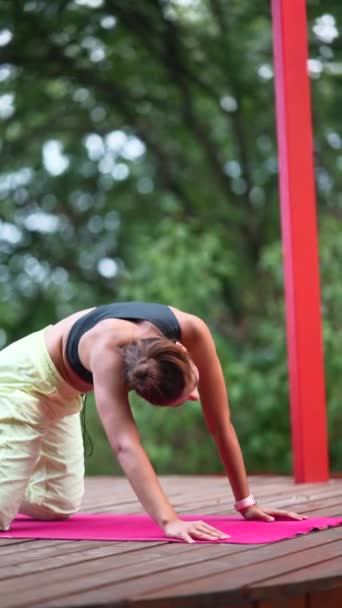 Jonge Vrouw Oefent Yoga Een Houten Podium Ochtend — Stockvideo