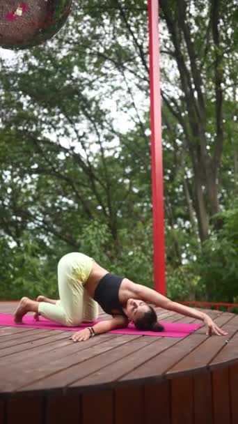 Jonge Vrouw Oefent Yoga Een Houten Podium Ochtend — Stockvideo