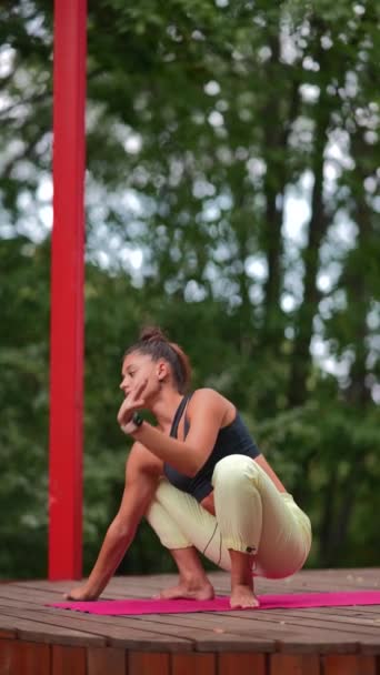 Junge Frau Praktiziert Morgens Yoga Auf Einem Holzpodest — Stockvideo