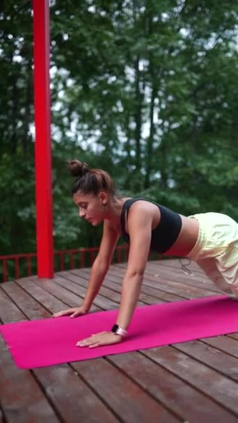 Jeune Femme Pratique Yoga Sur Podium Bois Matin — Video