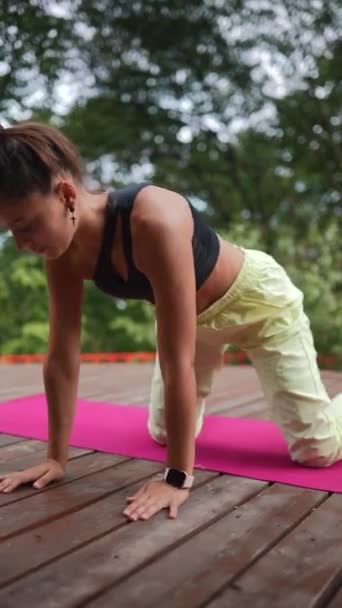 Jeune Femme Pratique Yoga Sur Podium Bois Matin — Video