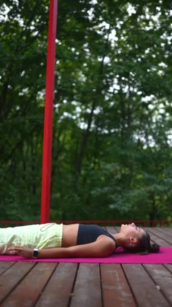 Jeune Femme Pratique Yoga Sur Podium Bois Matin — Video