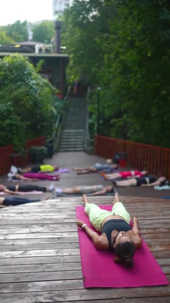 Young Female Yoga Teacher Conducts Class Outdoors Morning — Stock Video