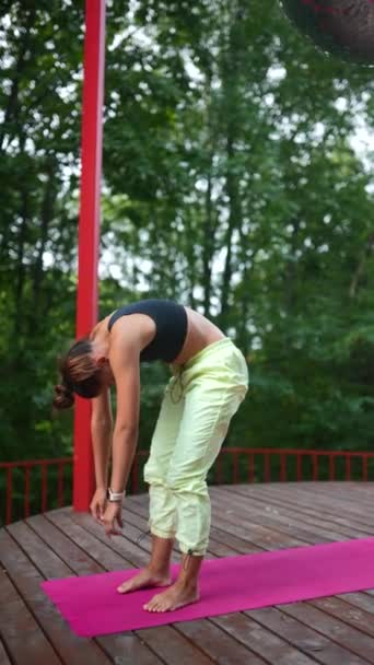 Mujer Joven Está Practicando Yoga Podio Madera Mañana — Vídeos de Stock