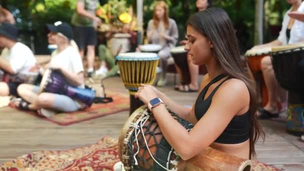 Une Jeune Belle Femme Joue Tambour Dans Rue — Video