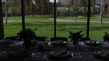 Büyük bir pencerenin arka planında ziyafet salonu