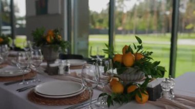 Büyük bir pencerenin arka planında ziyafet salonu