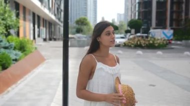 Genç kadınlar şehir sokaklarında konuşuyor ve gülüyor.