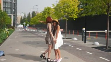 İki arkadaşın sokakta kucaklaşması.