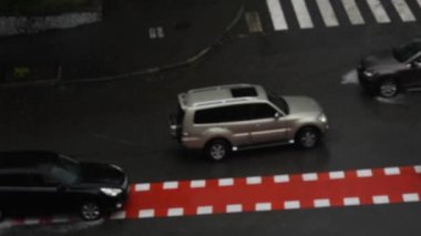 Yağmurlu bir günde şehirdeki yol trafiğinin bulanık görüntüsü