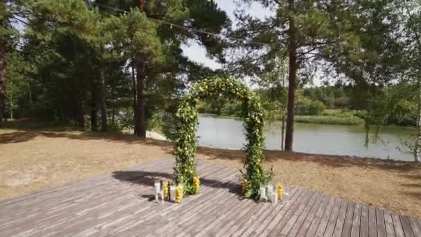 Весільна Арка Прикрашена Зеленим Листям Лимонами Чудовий Літній День — стокове відео