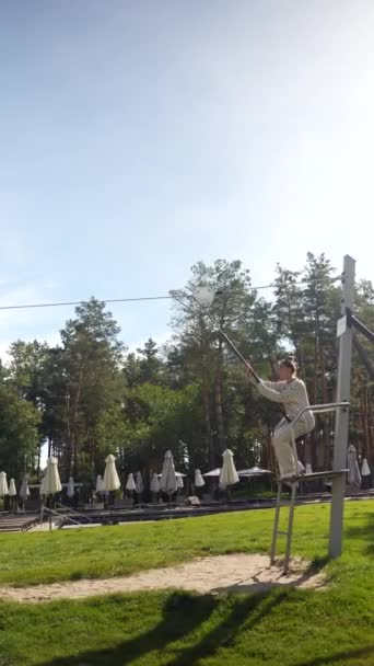 Una Joven Montando Bungee Desde Torre Parque Cuerdas — Vídeos de Stock