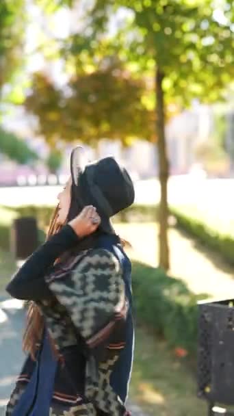 Elegante Donna Poncho Cappello Gode Della Natura Autunnale Concetto Persone — Video Stock