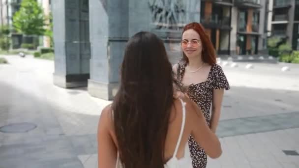 Jovens Mulheres Conversando Rindo Rua Cidade — Vídeo de Stock