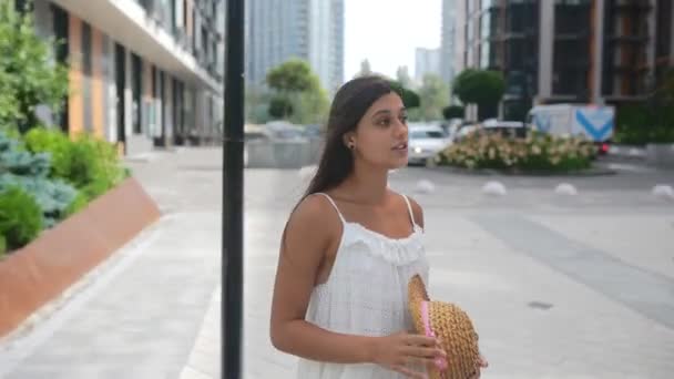 Jonge Vrouwen Aan Het Praten Lachen Straat — Stockvideo