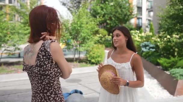 Mujeres Jóvenes Hablando Riendo Calle Ciudad — Vídeos de Stock