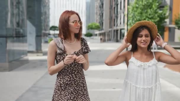 Молоді Жінки Розмовляють Сміються Вулиці Міста — стокове відео