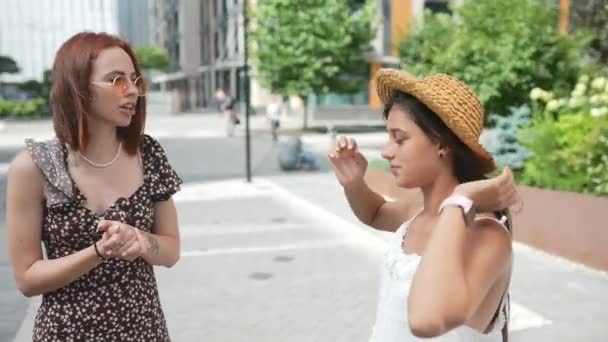 Mujeres Jóvenes Hablando Riendo Calle Ciudad — Vídeos de Stock