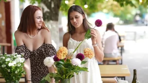 Ludzie Koncepcja Komunikacji Przyjaźni Uśmiechnięte Młode Kobiety Rozmawiające Kawiarni Świeżym — Wideo stockowe