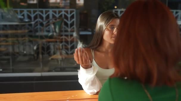 Güzel Kız Arkadaş Şehirde Bir Barda Otururken Konuşuyor — Stok video