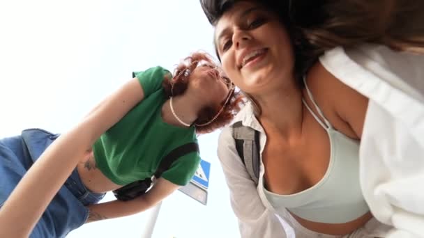 Δύο Φίλοι Κοιτάζουν Κάτω Χαζεύοντας Έξω Στο Δρόμο Στην Κάμερα — Αρχείο Βίντεο