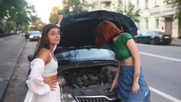 Mujeres Con Coche Averiado Carretera Busca Alguien Que Ayude — Vídeos de Stock