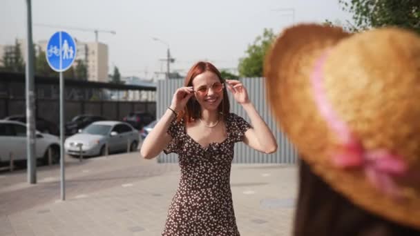 若い女性が街の通りで話して笑ってる — ストック動画