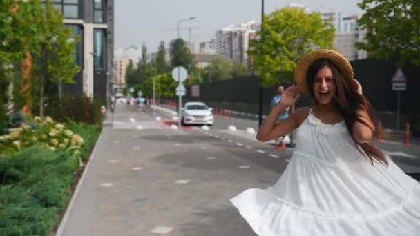 Jovem Bela Mulher Morena Vestido Andando Rua Aterro Verão Livre — Vídeo de Stock