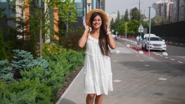 Joven Mujer Morena Hermosa Vestido Caminando Calle Terraplén Verano Aire — Vídeo de stock