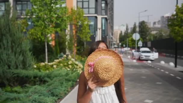 Lustige Fotosession Der Stadt Junge Nettes Mädchen Humorvoll Posiert Ein — Stockvideo