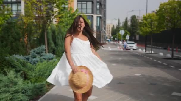 Jovem Bela Mulher Morena Vestido Andando Rua Aterro Verão Livre — Vídeo de Stock