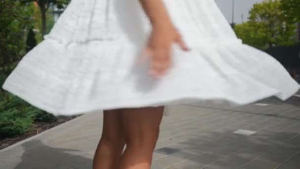 Joven Mujer Morena Hermosa Vestido Caminando Calle Terraplén Verano Aire — Vídeos de Stock