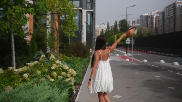 Jovem Bela Mulher Morena Vestido Andando Rua Aterro Verão Livre — Vídeo de Stock