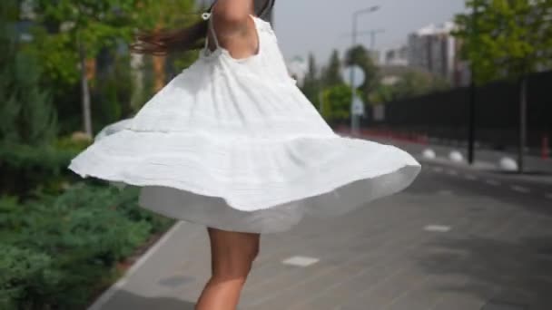 Młoda Piękna Brunetka Sukience Spacerująca Ulicy Letni Nasyp Zewnątrz — Wideo stockowe