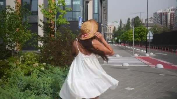 Jovem Bela Mulher Morena Vestido Andando Rua Aterro Verão Livre — Vídeo de Stock